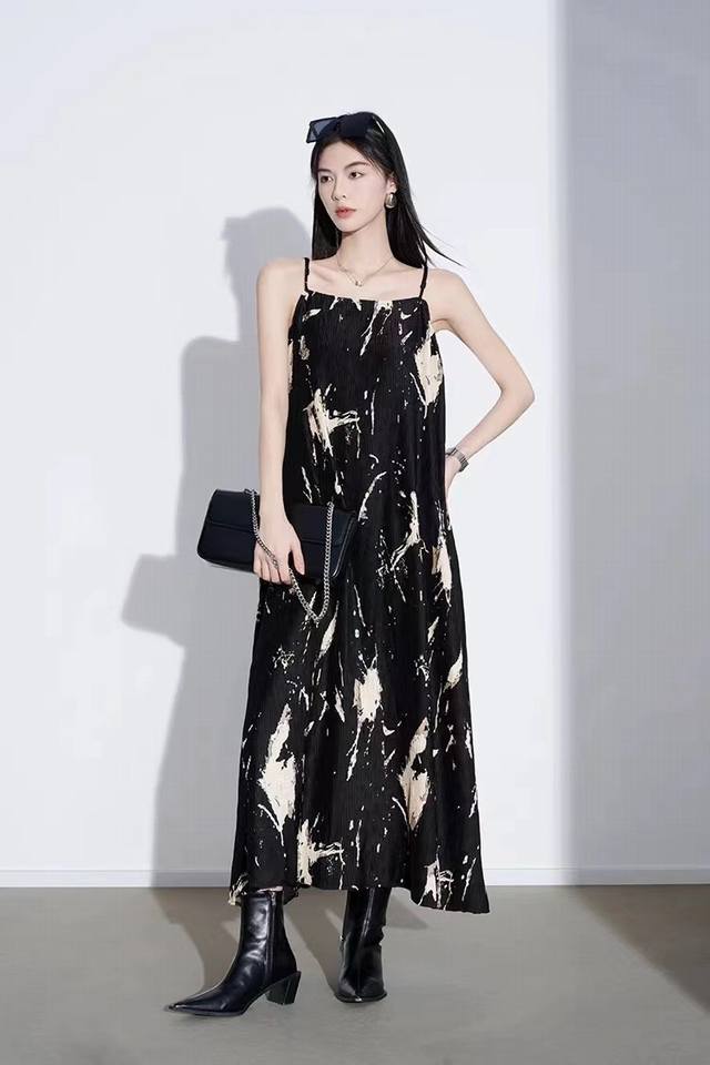 2024夏新款 泼墨艺术压褶吊带连衣裙 高级感 版型显瘦 包容性特别好 1色 黑色 S-Xl。面料：聚酯纤维