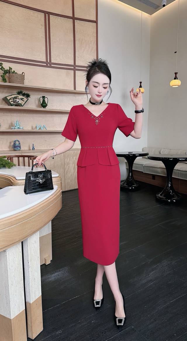 新款钉珠连衣裙 尺码：S-Xxxl 颜色：红色，黑色