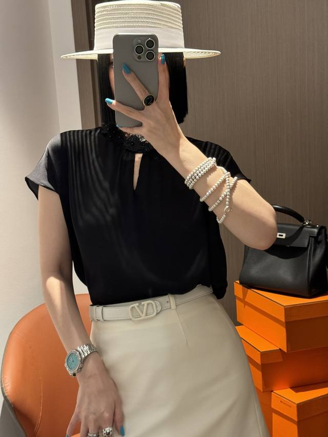 夏季新款 出货 真丝双乔蕾丝珍珠上衣！小v设计 简单气质 单款四色 黑 白 咖 紫 S-Xl！