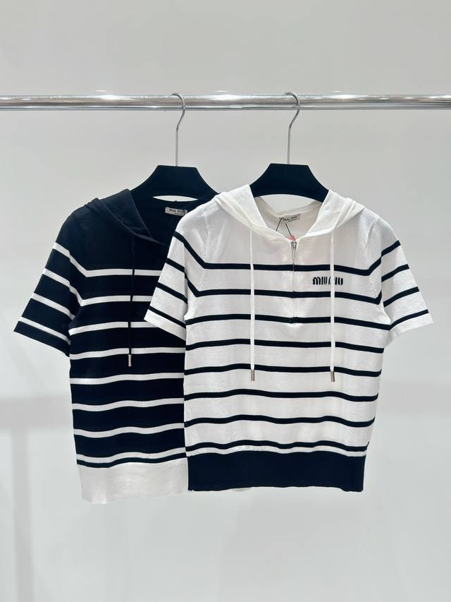 Miu家春夏新款 条纹连帽拉链设计针织短袖，颜色：白色 黑色，尺码：36.38.40。