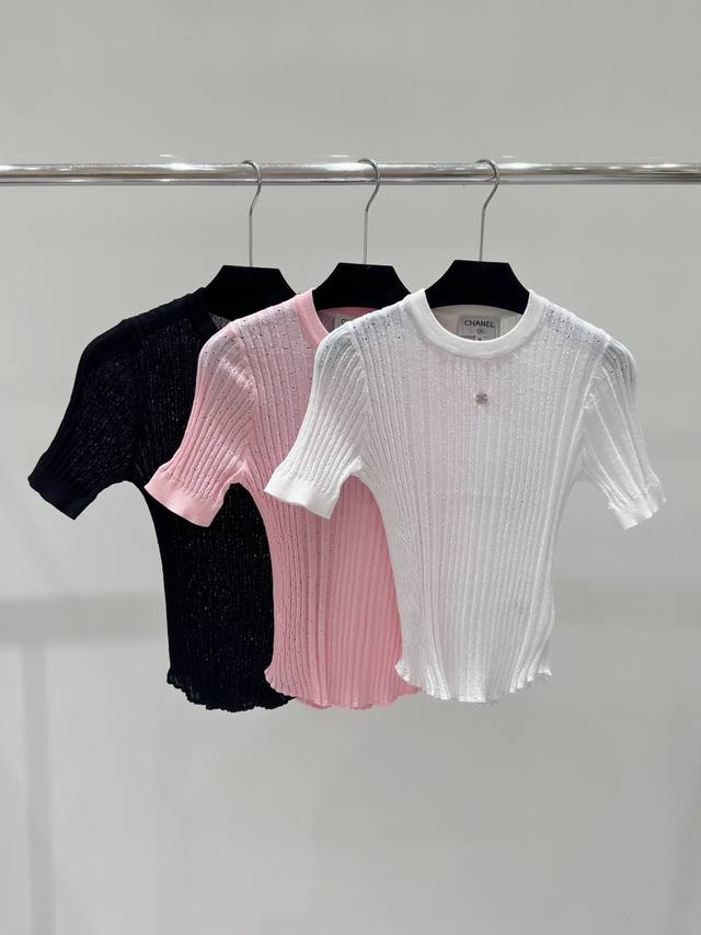Chan小香 春夏新款 竖纹镂空双c饰品针织短袖，颜色：白色 粉色 黑色，尺码：36.38.40。