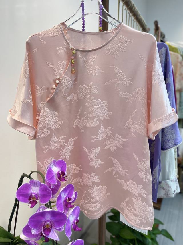 夏季新款新中式轻奢 冠乐绉短袖 颜色：米白色 粉色 面料：100%桑蚕丝 码数：S-Xl