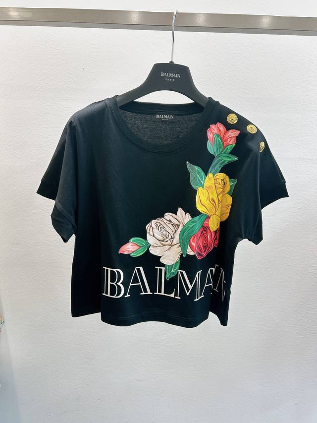 新款发售 Balmai* 24Ss春夏新款短袖玫瑰花印花肩扣圆领短袖t恤超级舒适又百搭t恤来啦实用性超高的单品真的很难不爱 一整个上身就是减龄少女ins风十足