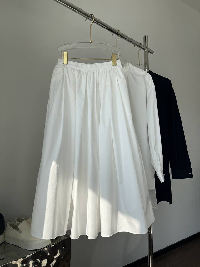 年新款赫本风白色高腰半身仙女a字裙 法式感十足的高腰伞裙，奶油白是温柔又干净的颜色， 随便搭件针织衫、衬衫就很美。 这款是我们经历了好几次更换面料，版型修改才敲