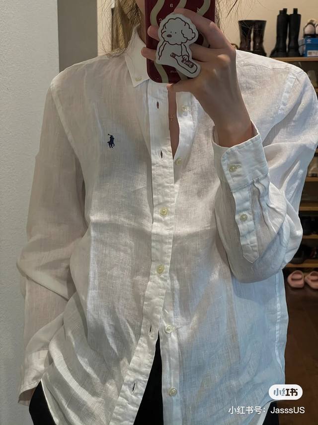 最近亚麻穿搭频频出现，白色衬衣即百搭凹造型又可以防晒极简的样式配上肌理感的面料真的很难不爱呀