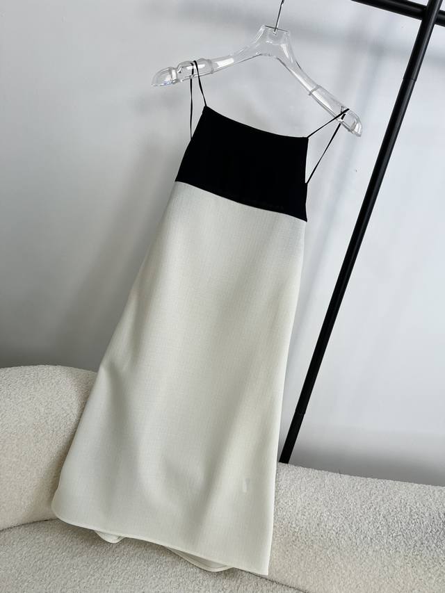 新款 ！Yirantian，2024夏季新款！ 拼色吊带裙，背后松紧压褶， 版型利落性感迷人！ 三码！