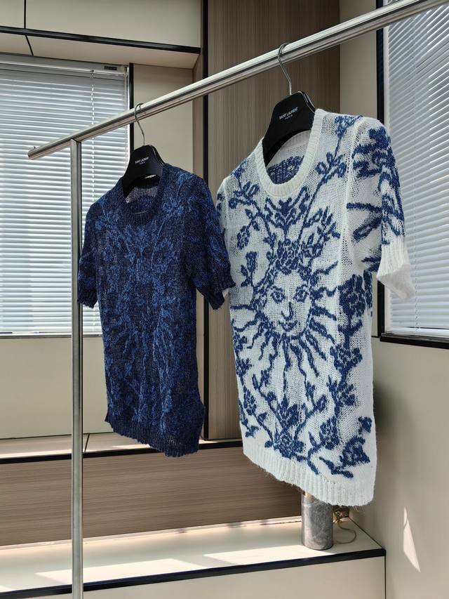 码数：S-M-L 高比例马海毛和桑蚕丝线的珍贵与精致感，与高雅细节组合，丰富了这款针织衫的简约风格。穿梭在整件衣服上柔软裁剪廊形与天然材料契合，定义出宜人的舒适