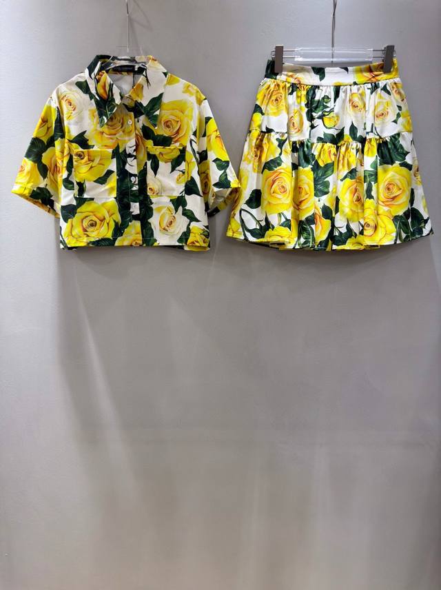 套装dolce & Gabbana 杜嘉班纳最新 度假风情金黄色花卉印花翻领短款上衣＋迷你短款半身裙 套装两件套。Smlxl