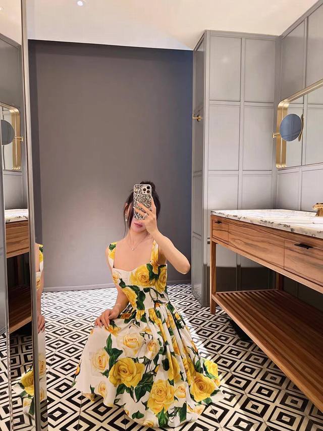 套装dolce & Gabbana 杜嘉班纳最新 度假风情金黄色花卉印花性感一字肩短款上衣＋迷你短款半身裙 套装两件套。Smlxl