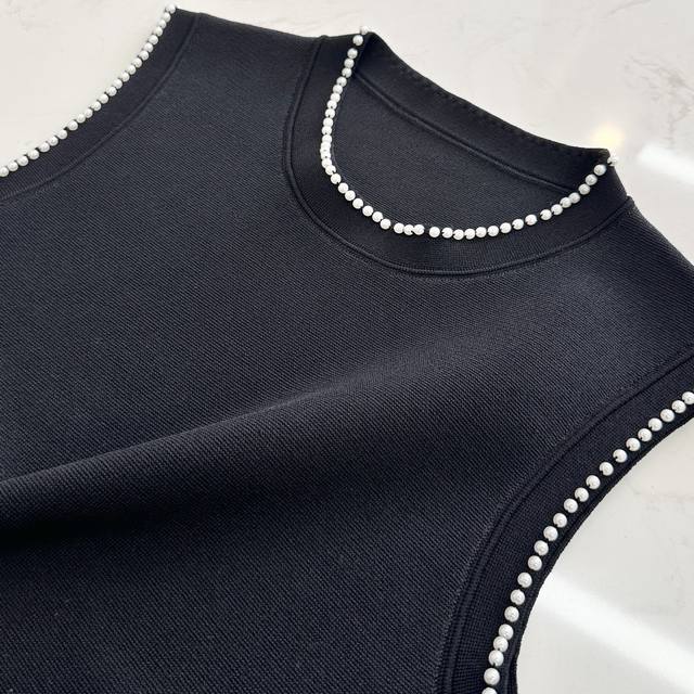 领口袖笼都是手工缝制的珍珠 袖口的位置珍珠排列，用料的重工繁琐程度可想而知~ 24020#