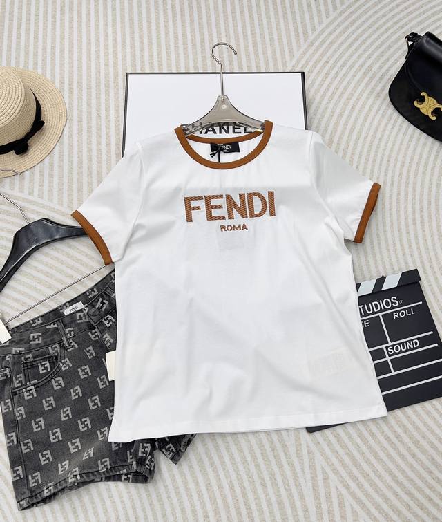 Fendi24Ss新款短袖tee 经典字母做的立体刺绣，斜纹质感超精致的，干净简约的设计很高级，自带减龄效果。定制克重面料亲肤透气。气质少女风减龄又时髦！定位字