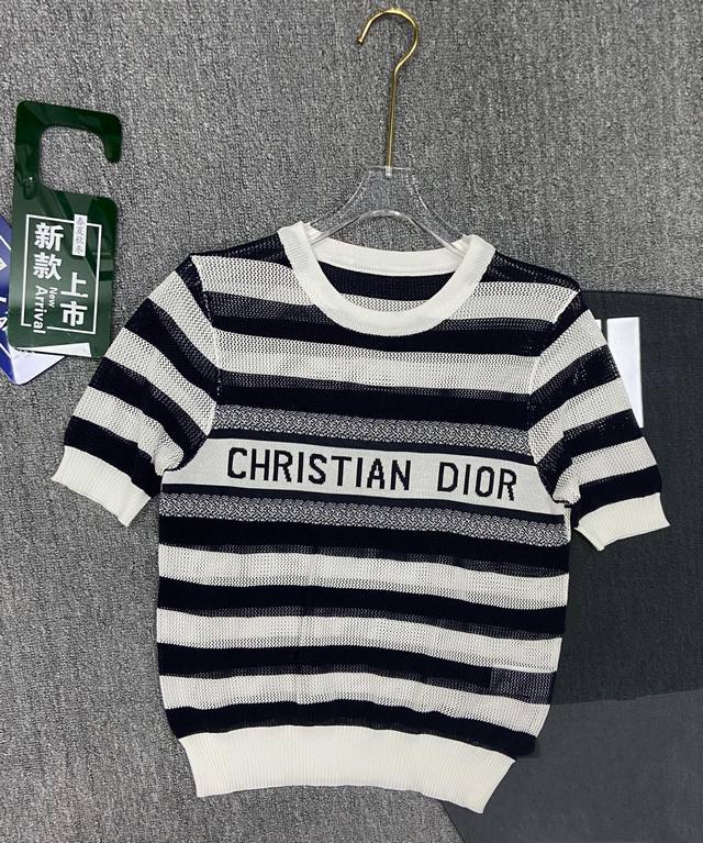 上新* 24夏季新款圆领撞色条纹镂空针织短袖，胸前饰以“Christian Dior”标志，气质时尚。两色sml