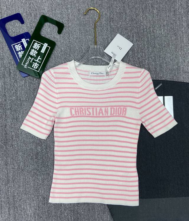 24夏季新款圆领撞色条纹针织短袖，胸前饰以“Christian Dior”标志，气质时尚。两色sml