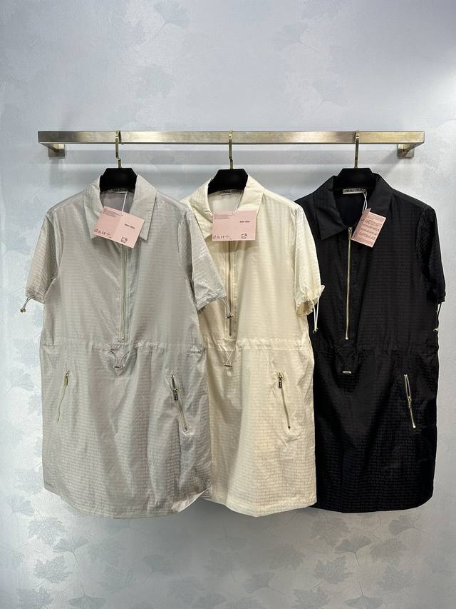 Miumi*夏季新款工装元素连衣裙 呈现上身休闲拉链口袋和腰带细节。同色调刺绣徽标点缀崭新的现代风格。 3色3码sml。