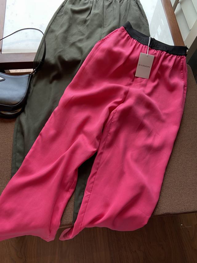 新品上市 推荐一款纪凡希夏天必带的神裤． 冰凉舒适采用醋酸+ 铜氨品质你懂的 Sml现货发售