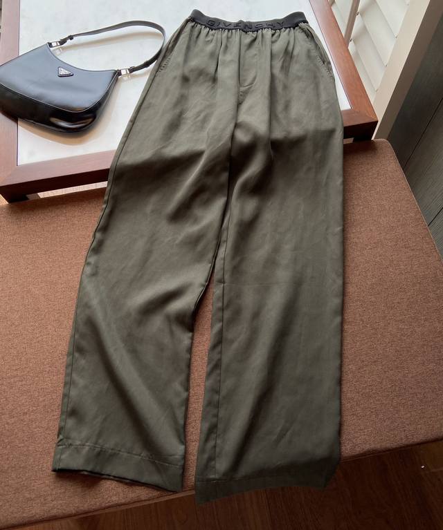 新品上市 推荐一款纪凡希夏天必带的神裤． 冰凉舒适采用醋酸+ 铜氨品质你懂的 Sml现货发售