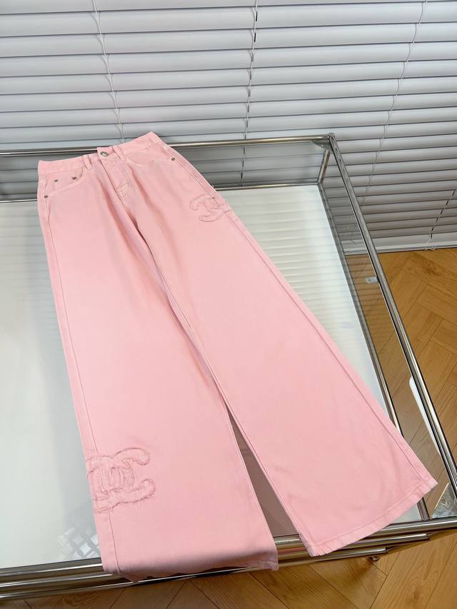24夏季新款粉色牛仔裤 这个季度少不了的多巴胺颜色 又嗲又帅气的调调 洗水超级重工 实物颜色很高级 很廓形的h线条 简单搭配素净上装就很活泼 单色smlxl