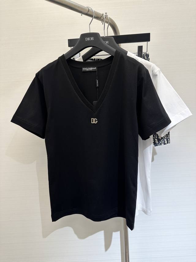 夏季新款 大领恤，深性感又休闲，胸部定制的金属配件点缀，妥妥的极简风 颜色：白色 黑色 码数：