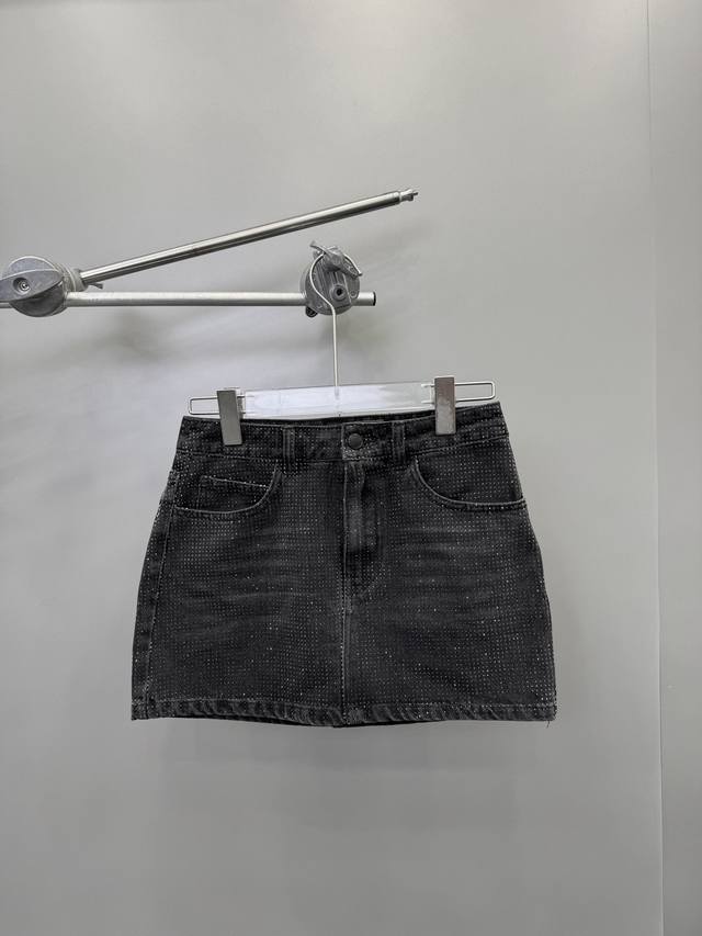 Alexander Wang｜新款满钻半裙，纯棉面料挺括有质感，A字版型超棒，整身重工同色烫钻，爆闪质感满分，尺码sml ［洗涤须知：水晶钻抓布面积小，轻微掉钻