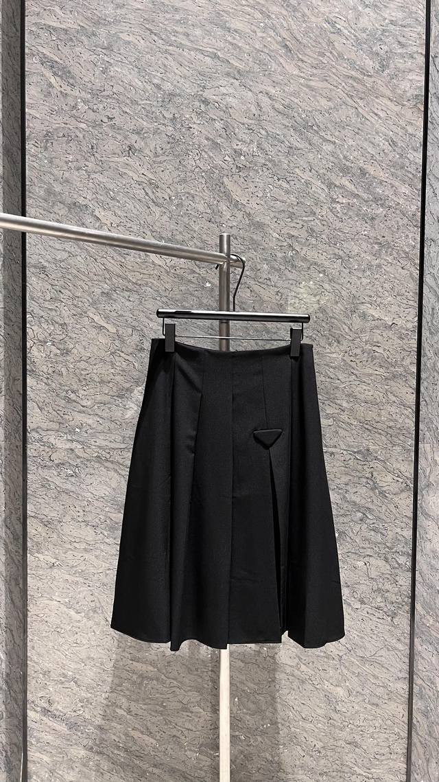 23新款三角标百褶半身裙 半裙的样式很基础很简单，但是真的很显身材，细节也很到位。 采用进口面料，穿着舒适柔软，舒爽顺滑，悬垂感好，显瘦包容性强。伞型大摆的设计