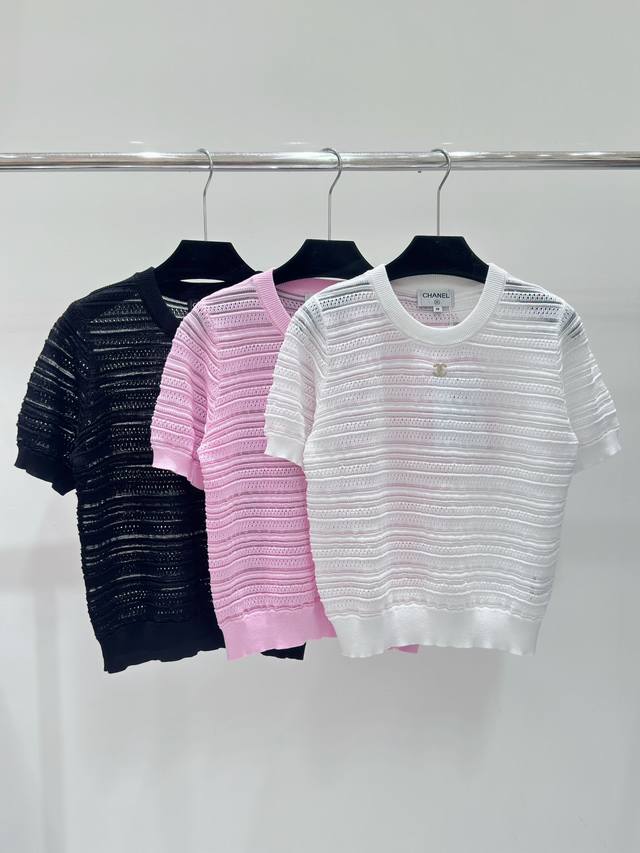 Ch家 春夏新款 双c饰品条纹镂空针织短袖 颜色： 黑色 白色 粉色 尺码：36.38.40