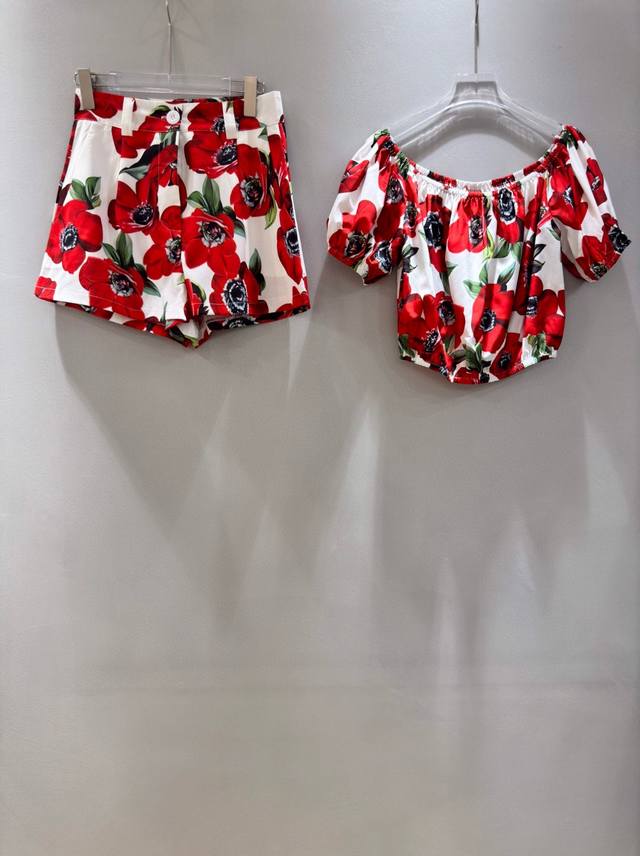 Dolce & Gabbana杜嘉班纳红色海葵花印花甜美性感一字肩上衣＋休闲短裤 套装两件套。 Smlxl