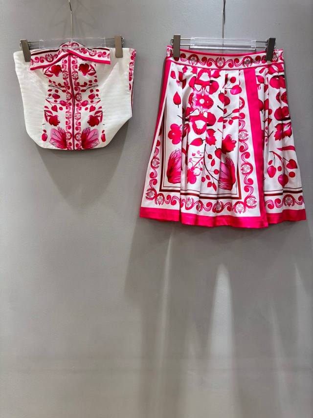 Dolce & Gabbana 新品度假异域风情性感红青花瓷裹胸高腰露脐抹胸上衣＋百褶短半裙 套装两件套。 Smlxl