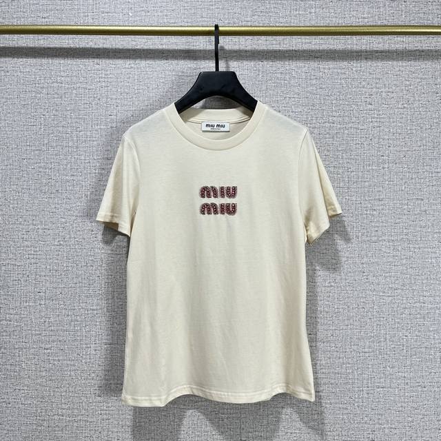 Miumiu2024夏季新款短袖上衣圆领重工徽标钉钻纯色字母t恤sml