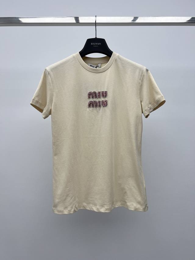 Miumi*水钻刺绣t恤 这款t恤呈现简约线条 点缀水钻miumiu刺绣徽标 彰显经典风范与独特个性 Sml