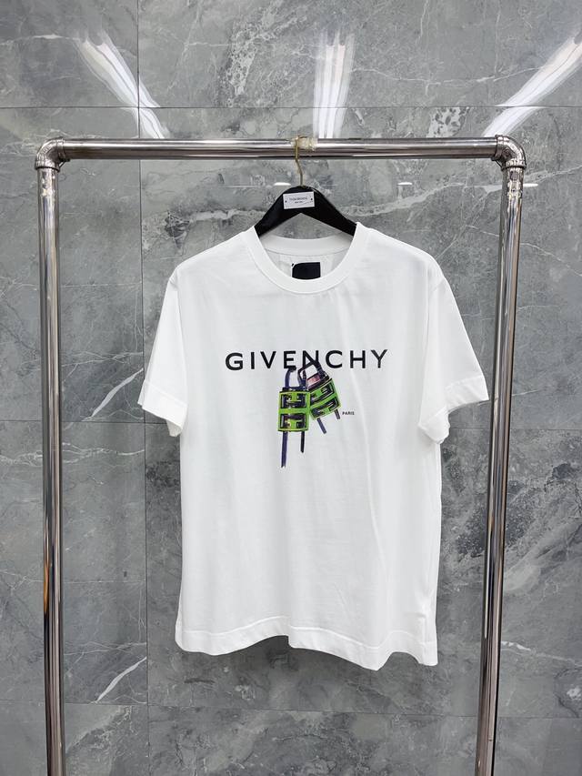 最高品质gvc 4G Lock T恤 采用32支双股纱全棉平纹面料打造，前幅饰以givenchy Paris Logo和4G Logo挂锁图案康力直喷重工，男女