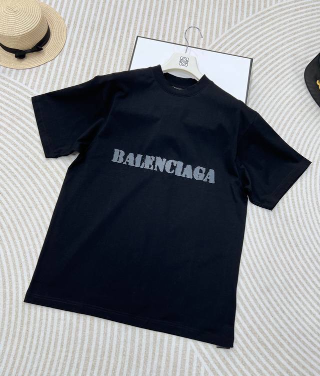 Balenciaga24Ss巴黎模糊字母t恤，Oversize版型男女同款。哑光涂鸦式印花很有质感，巴黎世家不用说，T恤都是每年基础款顶流。搭配情侣装最好不过了