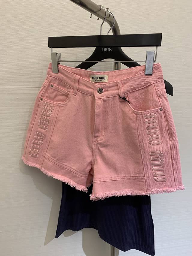 夏季新款 刺绣粉色牛仔短裤，两侧刺绣，减龄又时尚，加上粉嫩的颜色，夏天更加增添清爽感 码数：