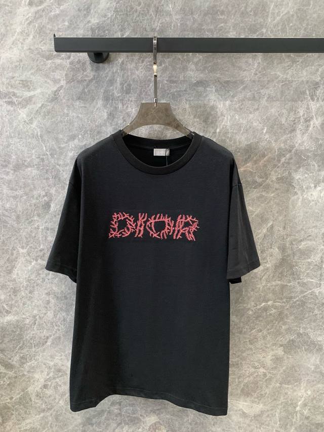 Dio*24春夏新品，Logo标志缝线圆领短袖t恤 原版定制面料采用百分百纯棉面料，手感细腻自然，上身舒适 胸口品牌标志性缝线，十足经典，兼具创新 衣身走线紧密