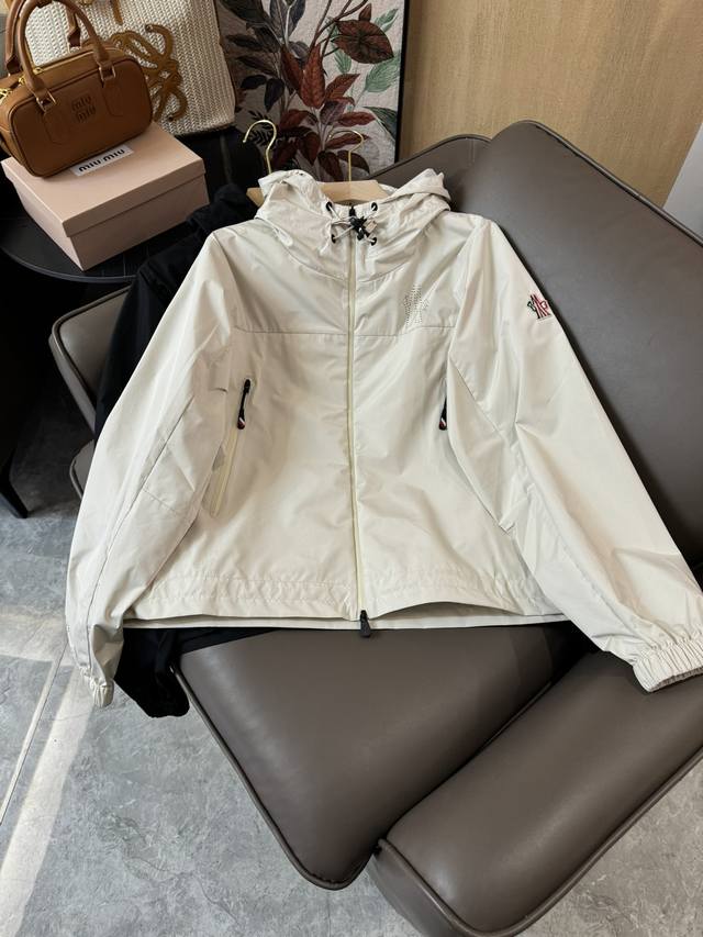Qgl24006#新款外套 Moncler 冲锋衣 舒适外套 跑步服 户外运动休闲外套 米白色 黑色1-2-3码