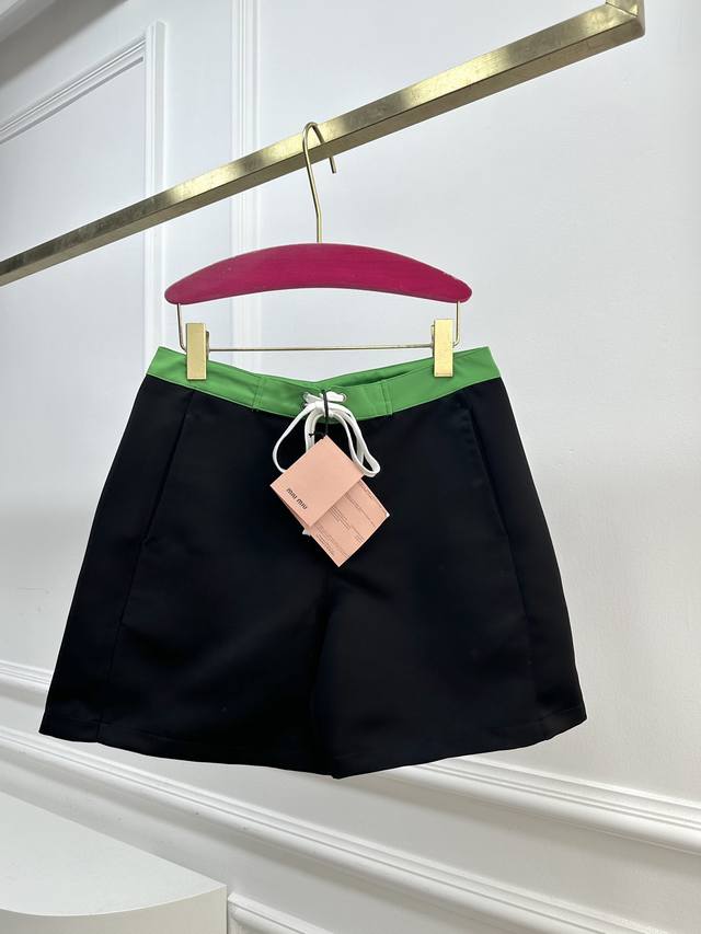 尺码sml Miu，百慕大短裤 这款缎布百慕大短裤旨在打造出新颖且令人惊喜的搭配组合。Miu Miu徽标增添标志性元素。
