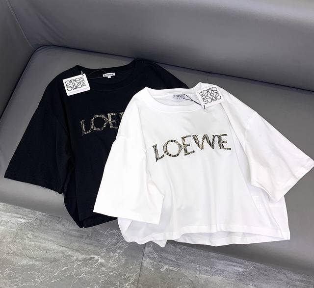 春夏款 Loewe斑马纹字母刺绣logo短款t恤！ 强烈推荐热卖款！ 做工品质看细节 Color：白 黑 Size：Sml