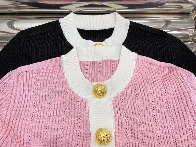 上衣新款！最新bal 24New 狮头金扣针织套装。颜色：粉、白、黑。尺码：Sml。