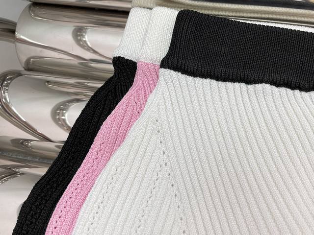 半裙新款！最新bal 24New 狮头金扣针织套装。颜色：粉、白、黑。尺码：Sml。