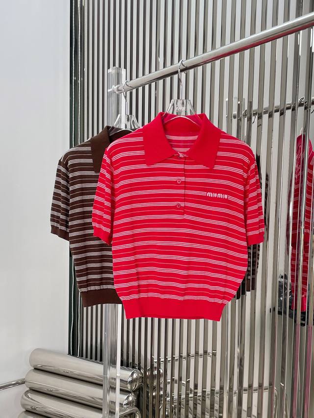 新款！最新miu 24New 条纹针织polo。颜色：咖色、红色。尺码：Sml。