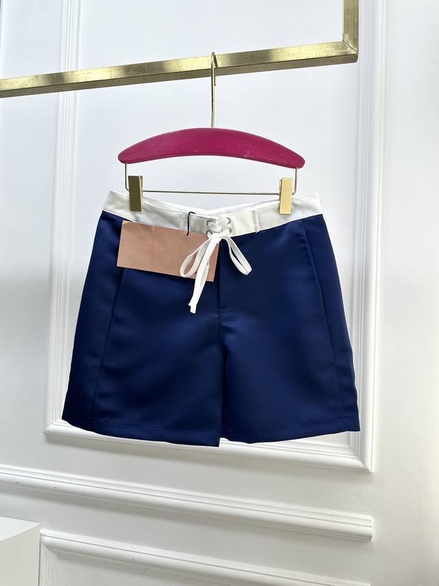 尺码sml Miu，百慕大短裤 这款缎布百慕大短裤旨在打造出新颖且令人惊喜的搭配组合。Miu Miu徽标增添标志性 素。