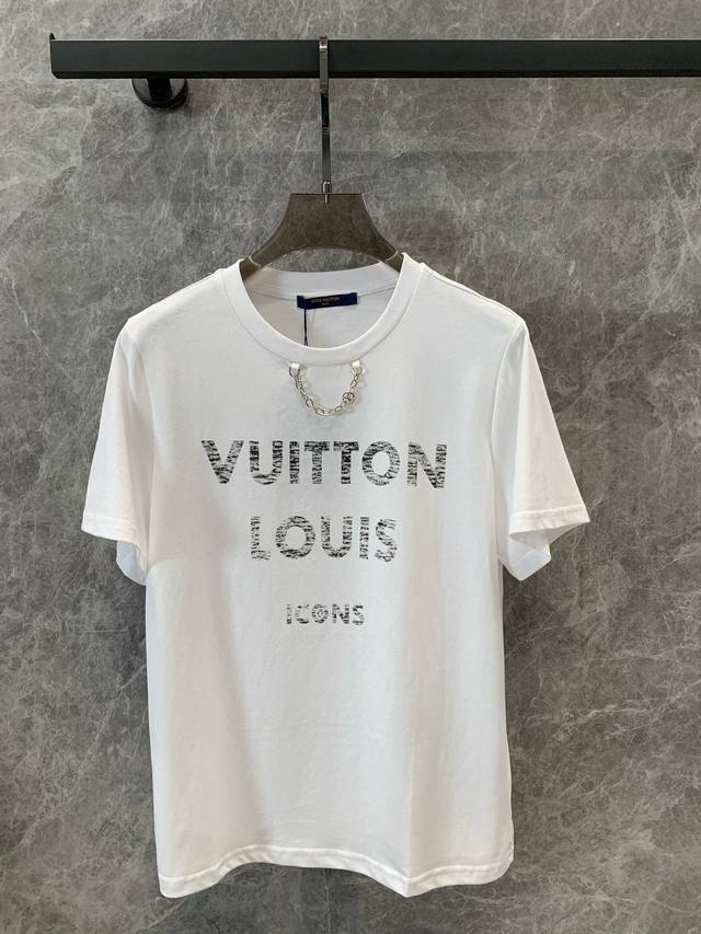 Louis Vuitto* 24Ss春夏新款 经典回归字母印花短袖t恤 Zp 6500购入 本款t恤为闲适格调融入品牌的经典 素柔软的棉质针织印有品牌图案，穿着