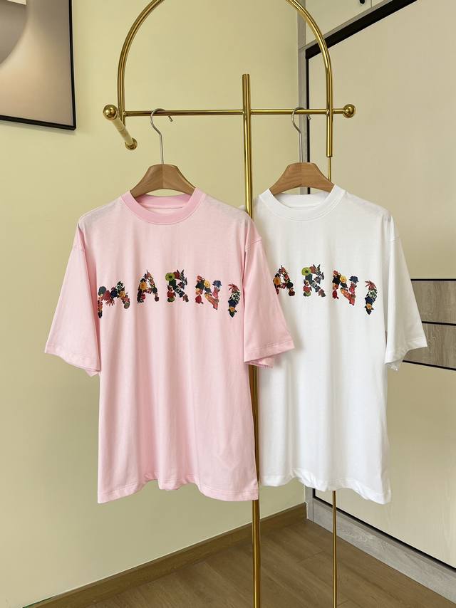 Marni 字母印花t恤 Marni一直都是时髦的博主风格， 这种t必须多囤几件换着来穿~ 面料是非常舒服的全棉材质， 面料很轻薄特别的柔软~亲肤感很强 炎热的