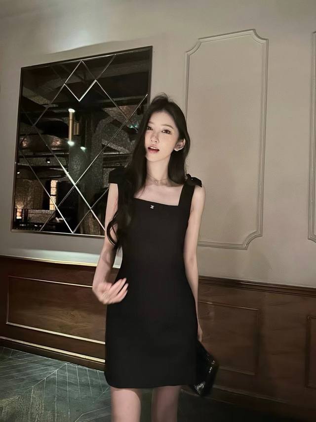 Chane*24Ss春夏新款 蝴蝶结小黑裙 满屏的高级感 尽显品质，手工缝制的蝴蝶结 轻松穿出直角肩，完美的剪裁很好修饰身材。必入款现货发售s M L