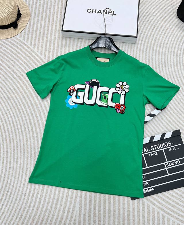 Gucci Gei It限定胶囊系列 搞怪蘑菇花朵印花短袖t恤 是与英国插画师哈蒂 斯图尔特合作的作品 多种有趣的涂鸦，俏皮可爱，给春日带来了一丝活力！这个系列
