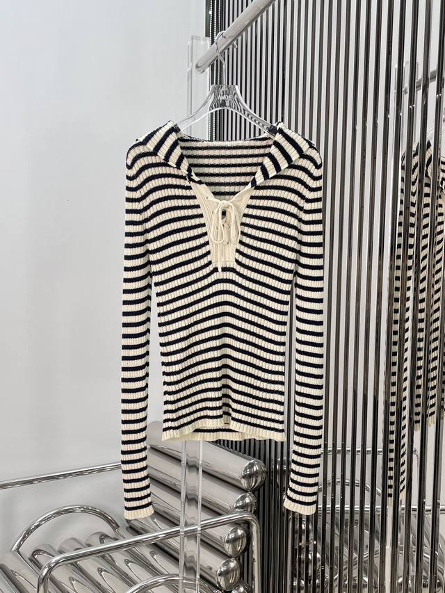 新款！最新 24New 条纹绑绳针织衫。颜色：条纹、白色。尺码：Sml。
