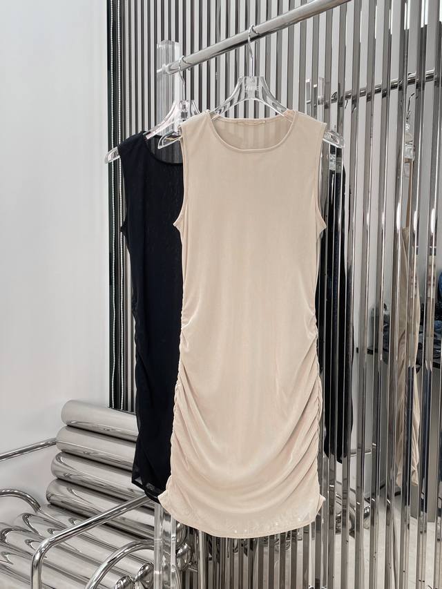 新款！最新slp 24New 绉纱无袖连衣裙。颜色：黑色、杏色。尺码：Sml。
