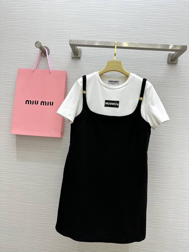 Miumi2Ss春夏最新款 假两件拼接设计连衣裙 时髦感在线 经典黑白撞色假两件做法 上身轻松减龄 休闲显活力 日常出街必备裙一件式裙子 属于谁穿都好看的款式