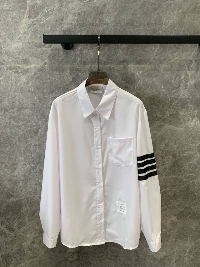 Thom Browne 24Ss春夏新款防晒衬衣 标志性臂环织带四条杠长袖防晒衣衬衫 面料细腻冰凉透气亲肤的触感,版型挺括骨感好.贴身穿着极为舒适,非常高级有质