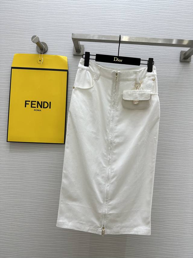 Fend2Ss春夏最新款 小挂包装饰牛仔长半裙温柔气息白牛仔面料 开挂的超模搭配单品 定位刺绣logo手工珠边工艺高级感满满 高腰包臀裙型完美展示腰部线条版型上