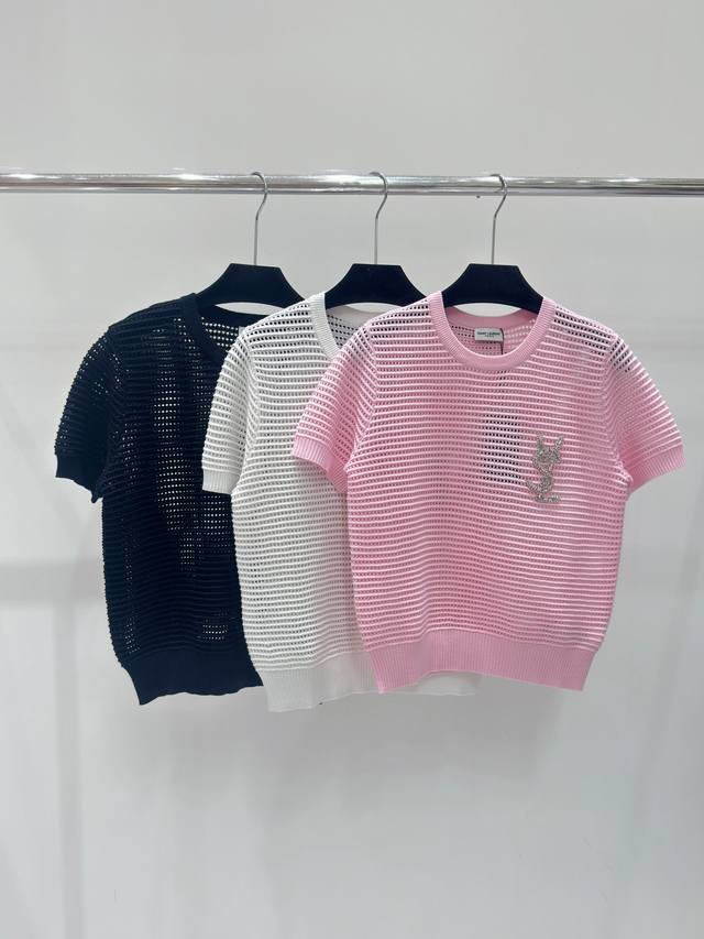 Ysl圣罗家 春夏新款 纯色镂空钻石字母贴饰针织短袖，颜色：白色 黑色 粉色，尺码：36.38.40。